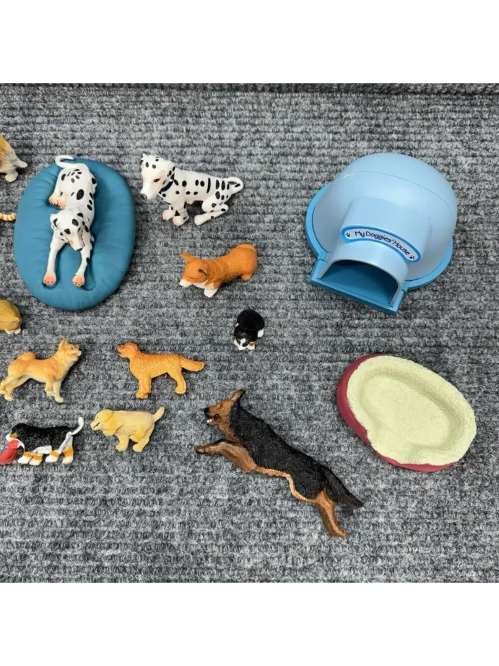 Vintage Keenway Dog & Cat Lot Of 20 Pieces Dog House Bed Puppy Kitten Toy Figure